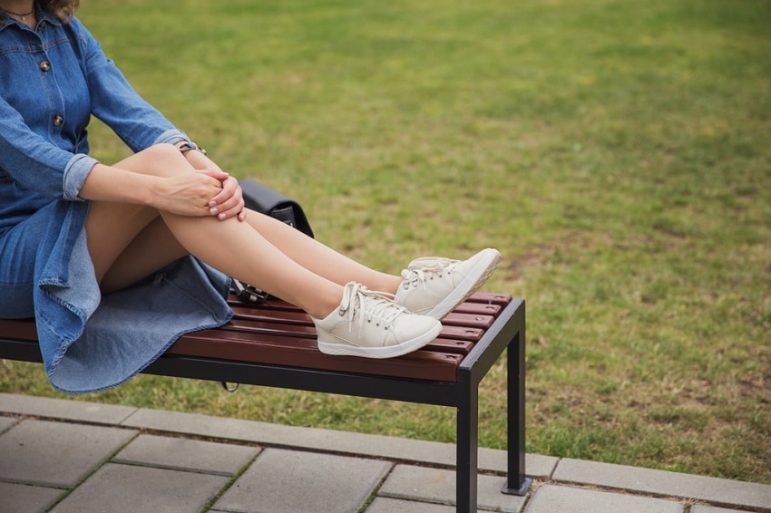 What Shoes to Wear With a Denim Dress 